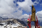 62 Madonnina di vetta con Cima di Piazzo e Tre Signori
